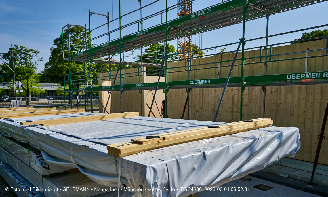 01.06.2023 - Neue Holzwände für das Haus für Kinder in Neuperlach in München